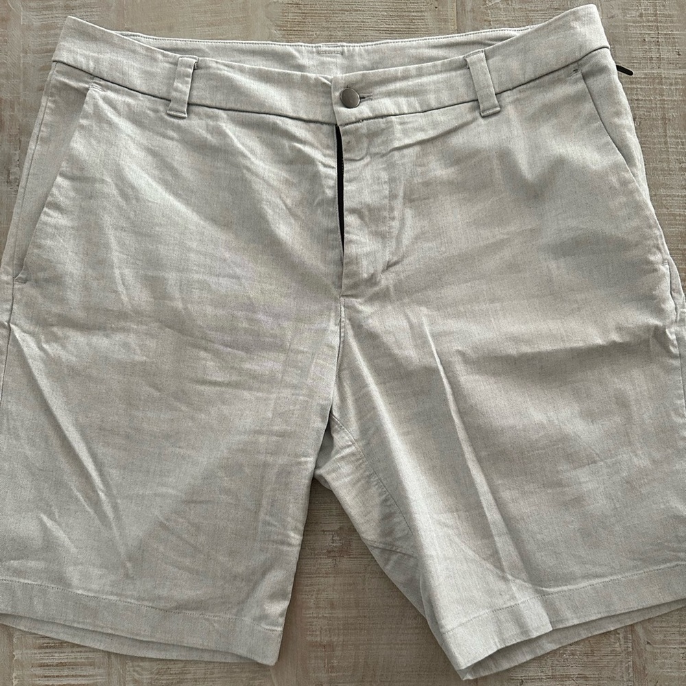 Men’s Lululemon Commission classic shorts